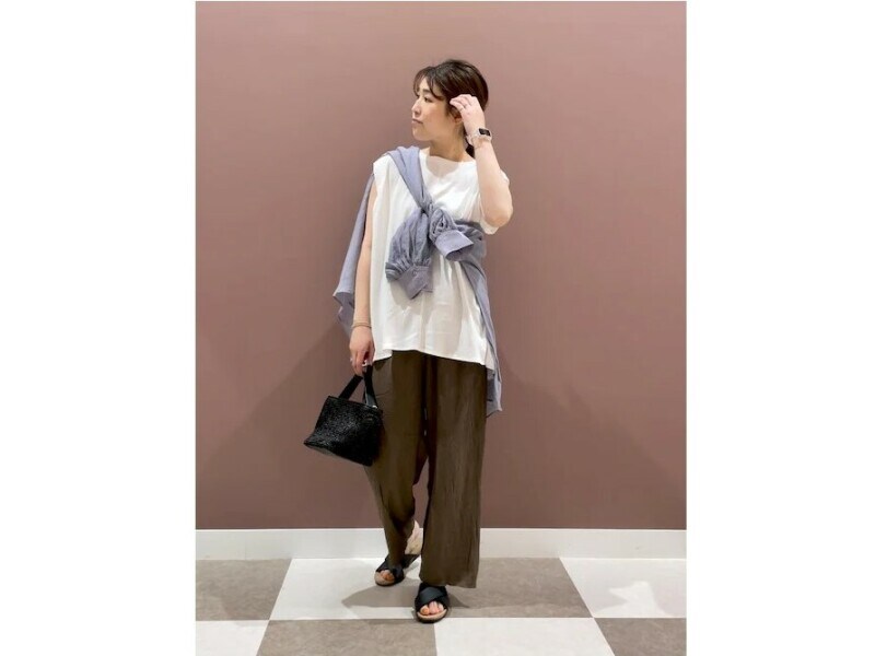 ゆったりしたノースリーブT&パンツのコーデにはシャツをたすき掛けしても 出典:WEAR