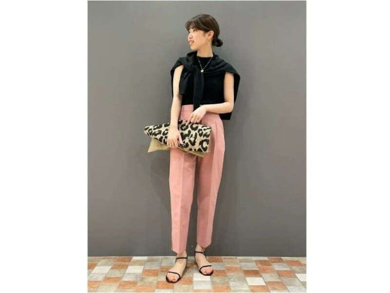 トップスと同じ色のカーディガンは巻いているのが目立たないのが嬉しいポイント 出典:WEAR