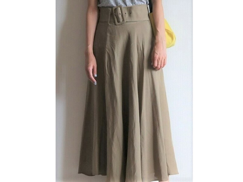 リネン素材のフレアロングスカートは涼しく、風通しもいいため真夏向けです