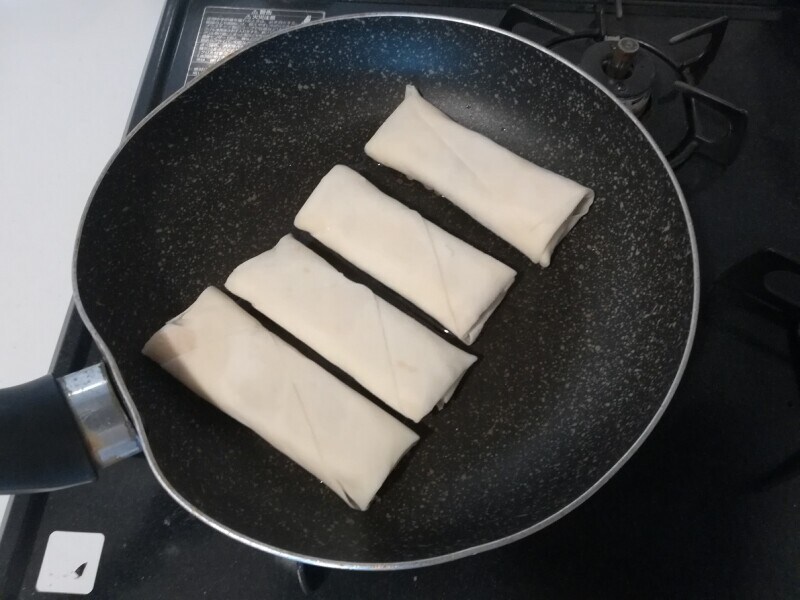 業務スーパーの「大きめサイズのお肉たっぷり春巻」