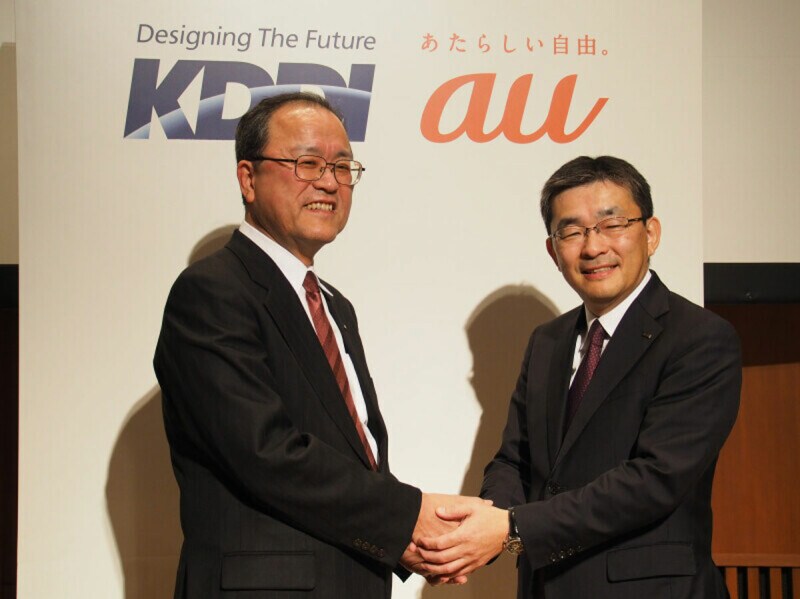 2018年、現KDDI会長の田中氏（左）の後を引き継ぐ形で高橋氏は社長に就任。以後KDDIのトップとして経営を引っ張る存在となっている