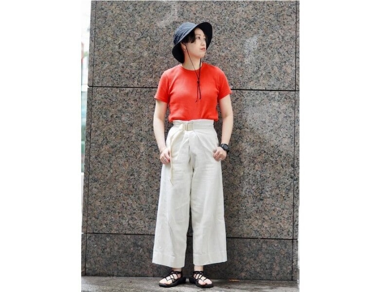 ​​きれい色Tシャツに撥水ワイドパンツは普段のコーデに近い感覚で着られる　出典：WEAR