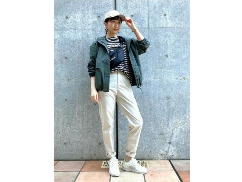 汚れにくい撥水仕様の白系パンツで爽やかなアウトドアコーデに　出典：WEAR