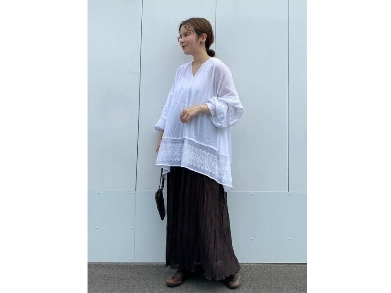 シワ加工の薄くて軽いコットン素材は涼しく、着ていて楽なのも嬉しい　出典：WEAR