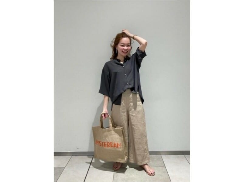 リネン素材のパンツは熱がこもりにくく風通しも◎　出典：WEAR