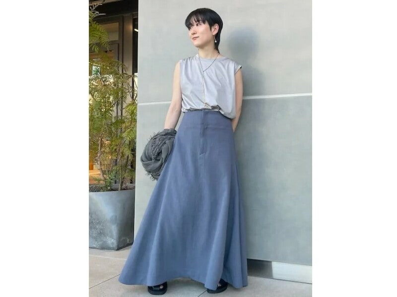 淡いブルーのトップスにくすみブルーのフレアスカートで涼やか　出典：WEAR