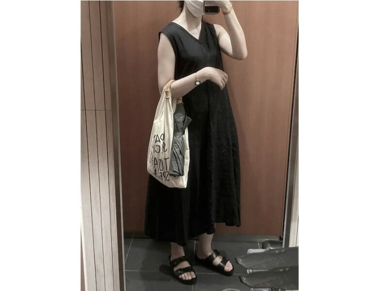 首元、袖が開いていてすっきり着られるVネックワンピースが便利　出典：WEAR