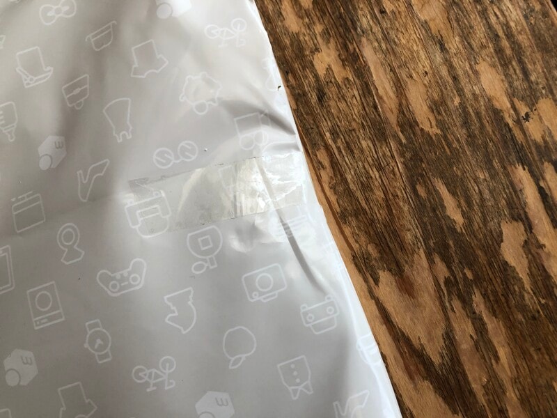 テープで止めて隙間を塞いでおく