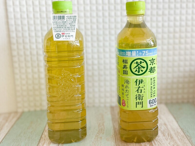 左：伊右衛門ラベルレス　右：通常ラベルの伊右衛門