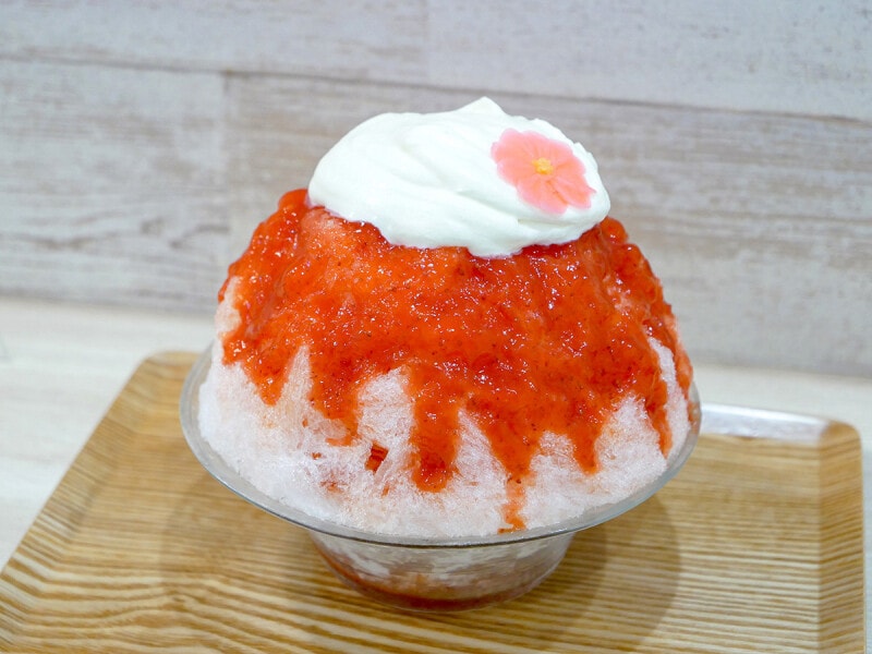 小桃ちゃん(税込1400円)熱いほうじ茶や水はセルフサービスで(2022年7月13日撮影)