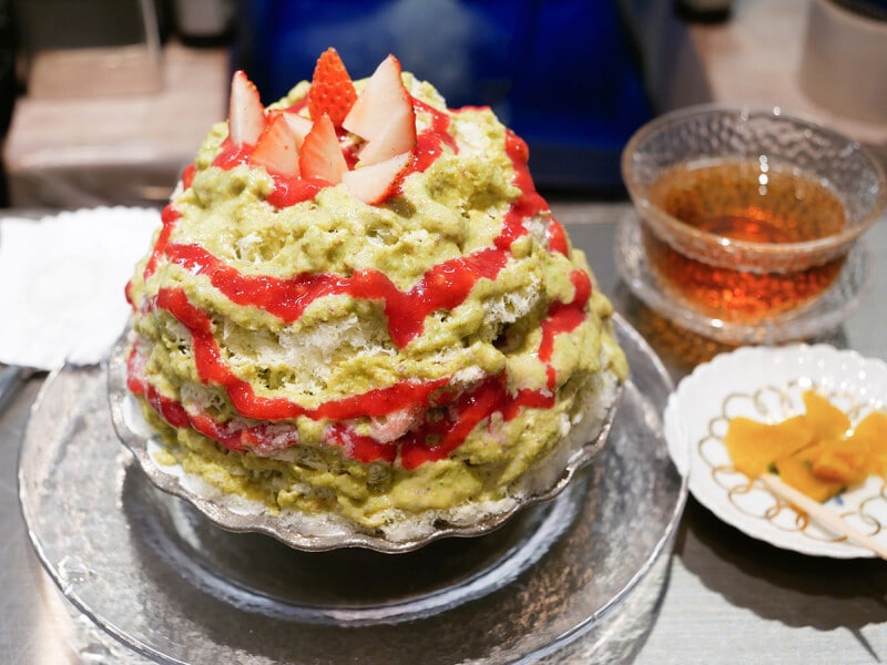 濃厚ピスタチオ&赤い実の誘惑(税込1500円)熱いほうじ茶と漬物付き(2022年7月20日撮影)