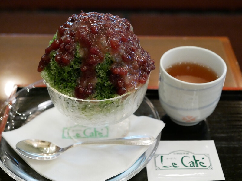 裏 グラッソンブリゼ 抹茶スペシャル(税込850円)温かいほうじ茶付き(2022年7月20日撮影)