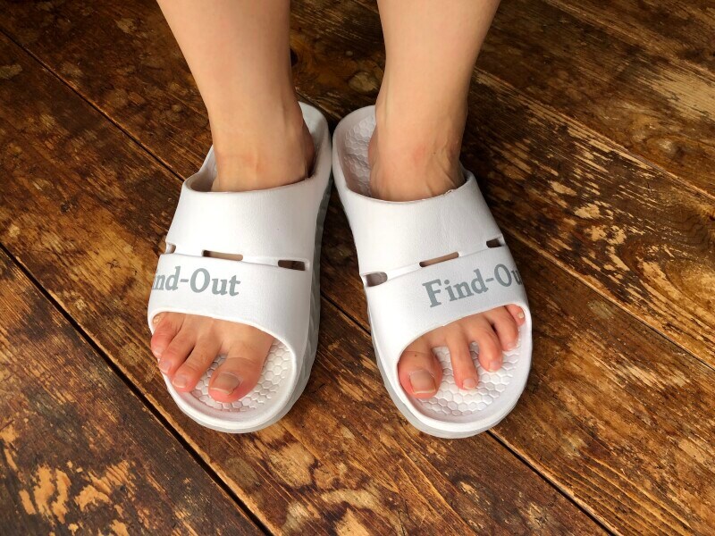 普段23cm前後の靴を履いている筆者からすると、少し大きめ