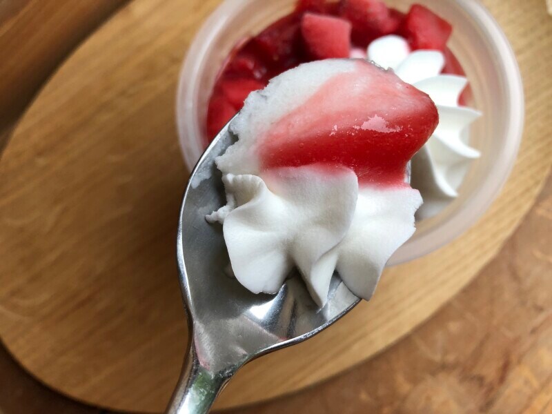 かき氷の部分はシャリシャリ、ミルクアイスはなめらかな食感