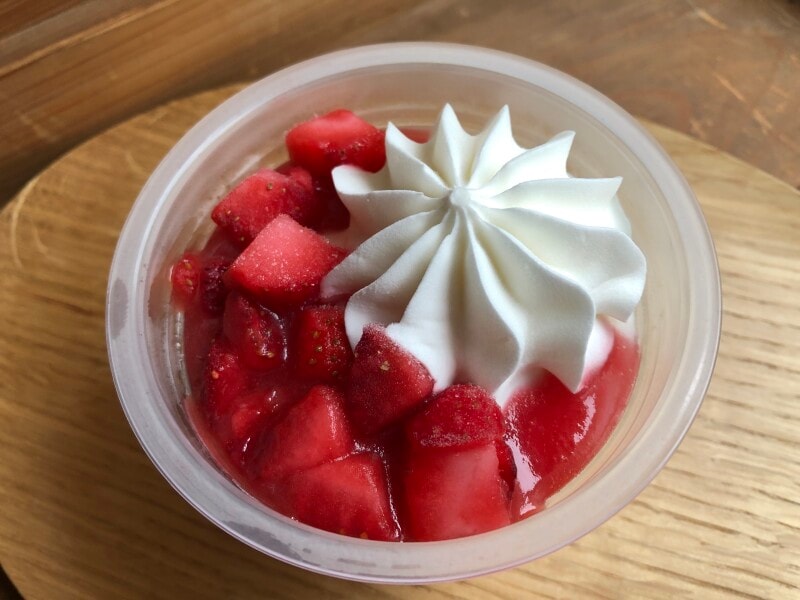 セブンイレブンのアイス「いちご大好きな白くま」はいちごとミルクアイスがトッピング