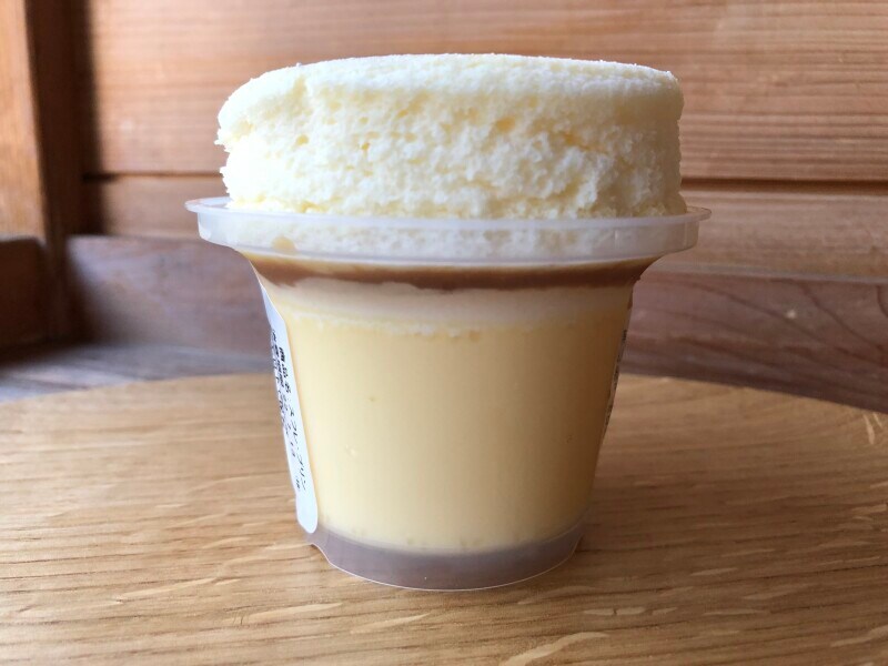 ファミマの「スフレ・プリン」はスフレ部分が分厚い