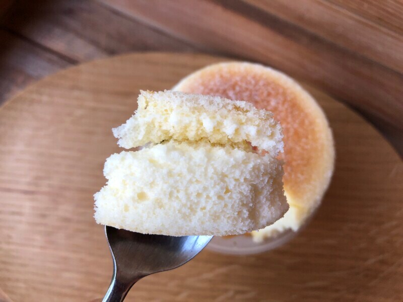 スフレはスプーンを入れるとシュワッと音がする