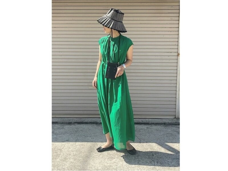 カラーワンピースはハットを合わせやすい上、イメージも変えやすいのが◎　出典：WEAR