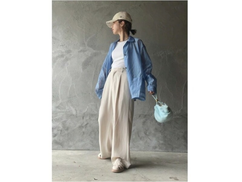 ワイドパンツとキャップを揃えて統一感のあるスポーティーなコーデに　出典：WEAR