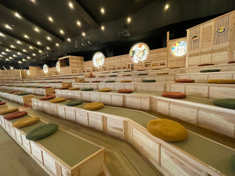 ショー会場「みちのく祭りや」。最上階には家族におすすめのボックス席も