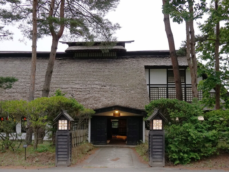 馬屋と住居が一体となった古民家レストラン「南部曲屋」