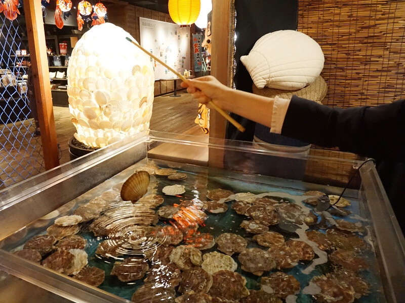 子どもも大人も夢中になる「ほたて釣り」