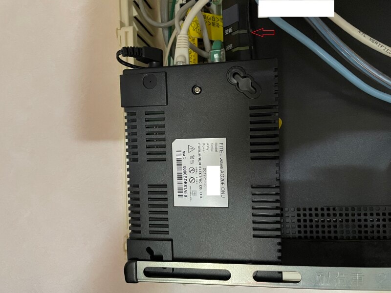 ケーブルTVのONU。見にくいが右上に光ケーブルが接続されている。