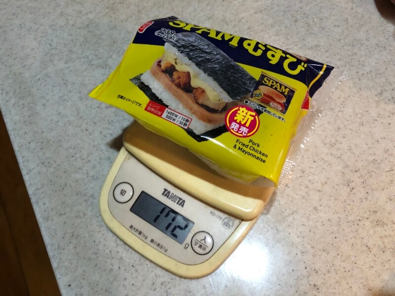 ファミリーマートの「SPAMむすび唐揚マヨネーズ」の重さ