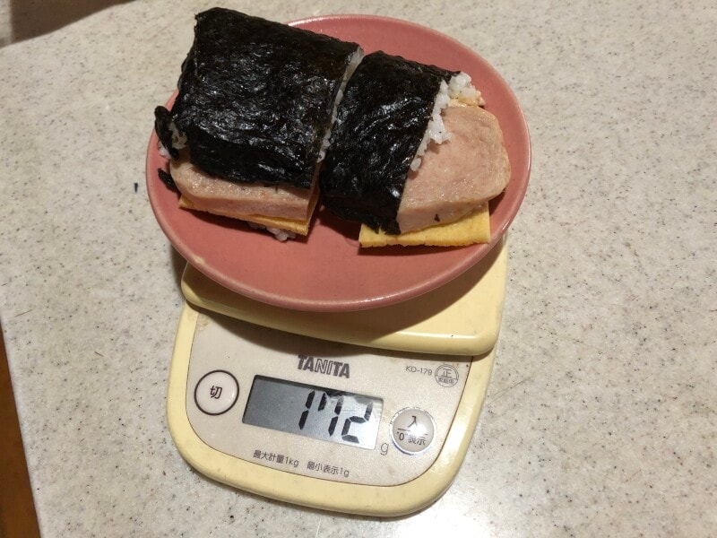 ファミリーマートの「SPAMむすびツナマヨネーズ」は172gほど