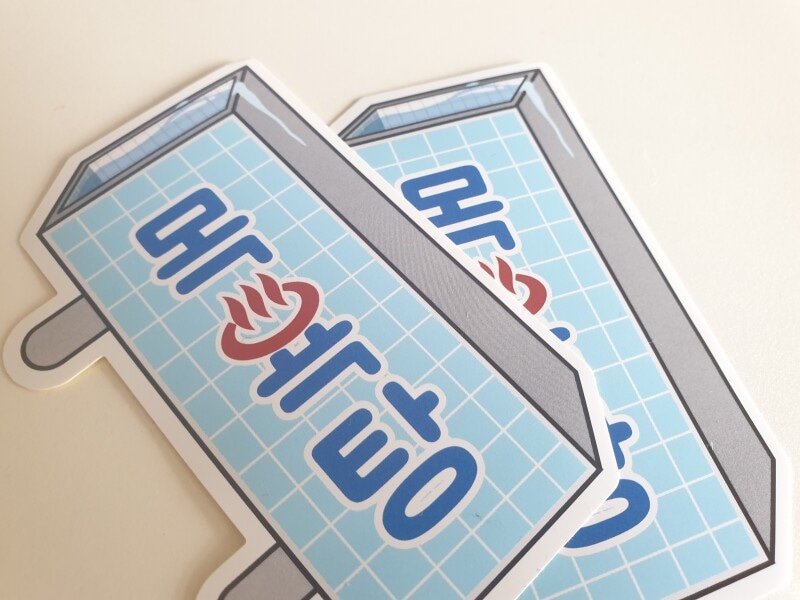 「銭湯」と書かれた看板型のシール。ハングルが入っているからかわいさ2倍！