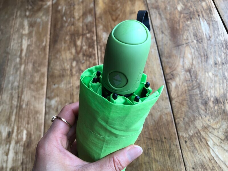 カバーに飾りがないので、傘を収納しやすい