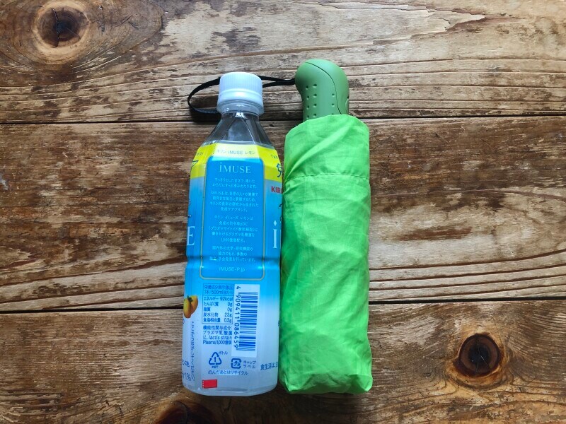 たたんだ状態で500mlのペットボトルと同じくらいのサイズ