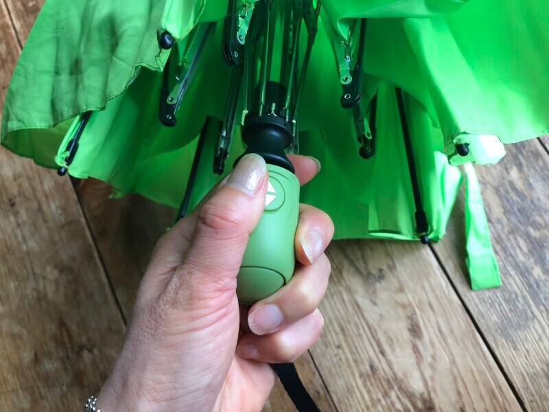 持ち手にあるボタンを押すと、一瞬で開く