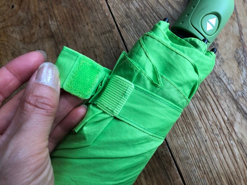 傘をとめる部分の幅が広く、マジックテープなので使いやすい