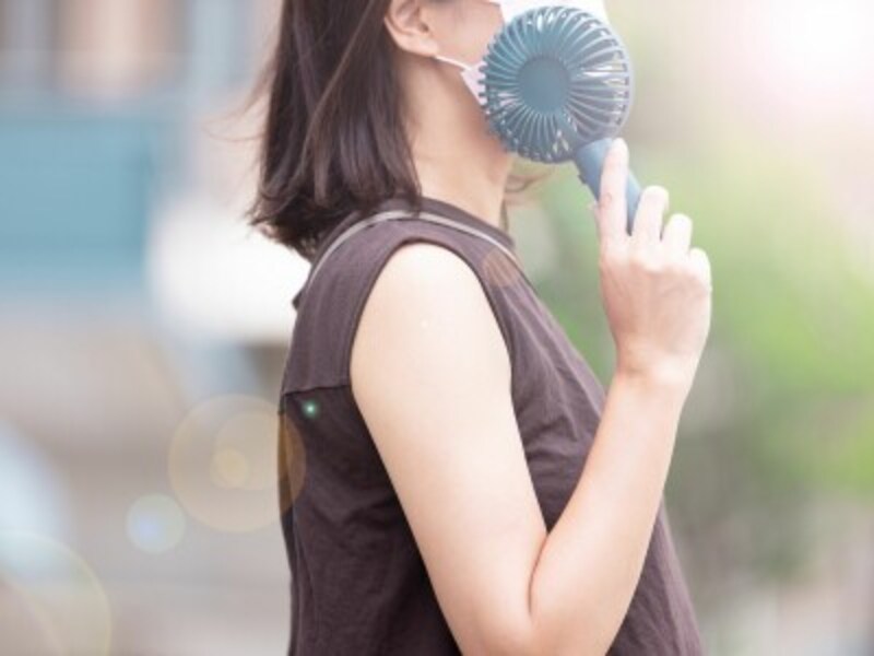 ハンディファンを使う女性