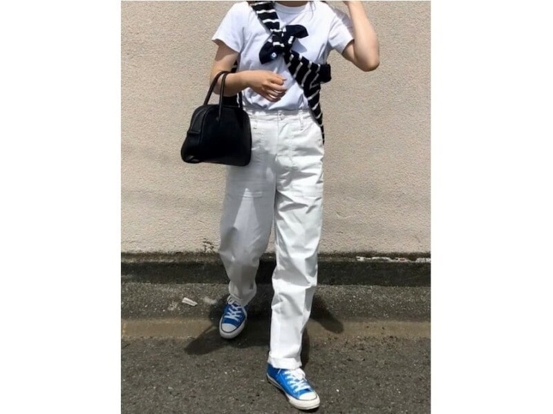 大きめポケットの付いたワークテイストなパンツをアクセントに　出典：WEAR