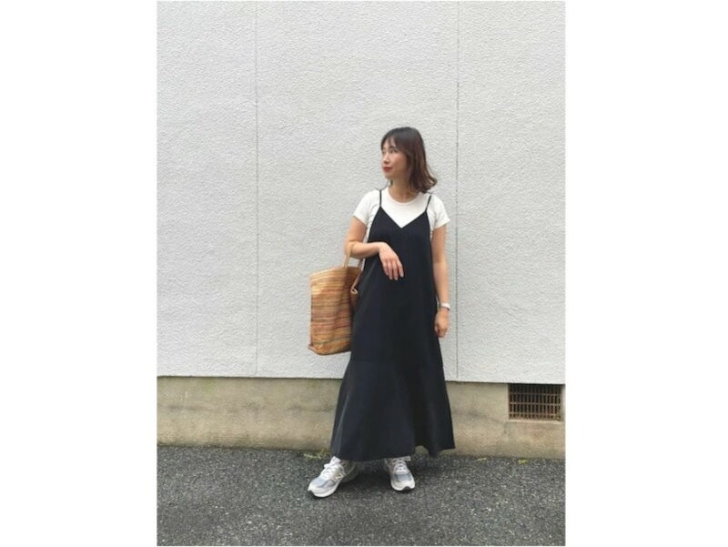 レイヤードで着まわせるキャミソールワンピースはコスパよし　出典：WEAR