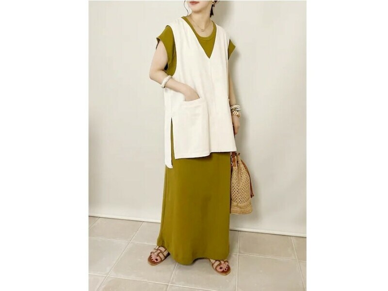 着心地のいいワッフルワンピにベストをプラスして女性らしさのあるカジュアルコーデに　出典：WEAR