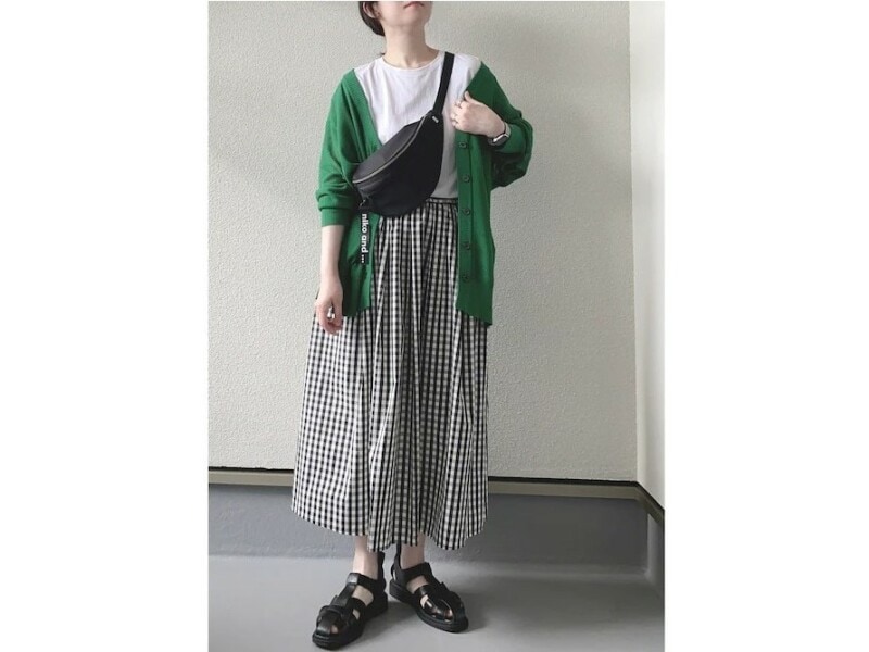 ギンガムチェックのフレアスカートはミディ丈で夏にはきやすい　出典：WEAR