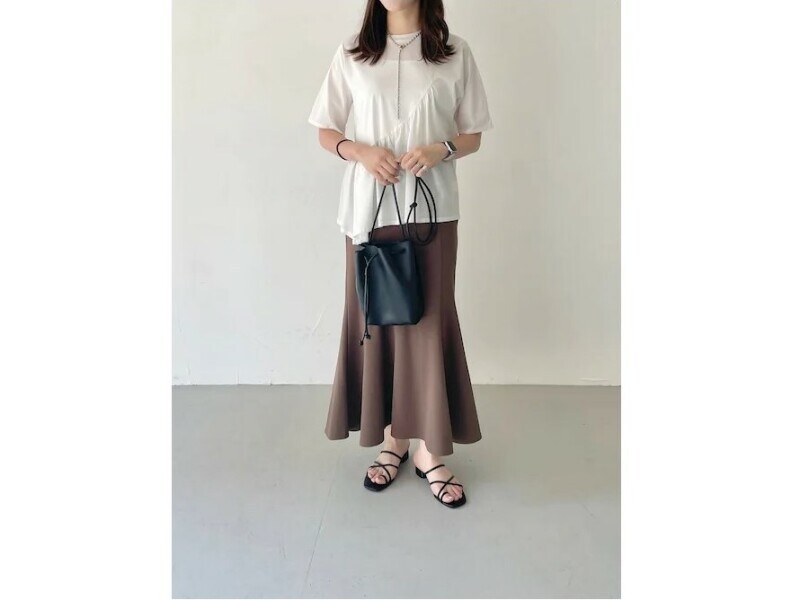 裾が少し広がってフェミニンなマーメイドスカートはエレガントで大人向け　出典：WEAR