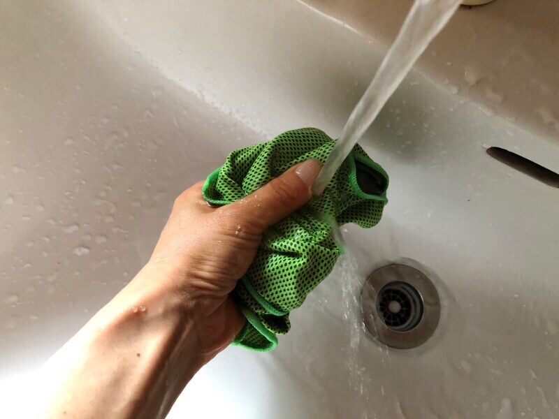 ワークマンの熱中症対策グッズ「クールタオル」を水で濡らす