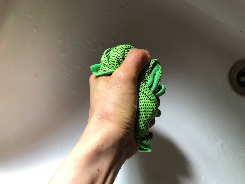 水が垂れない程度に絞る