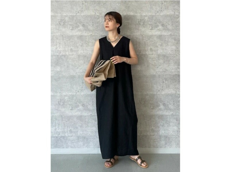 Vネックの首元は顔をシャープに見せてくれる　出典：WEAR