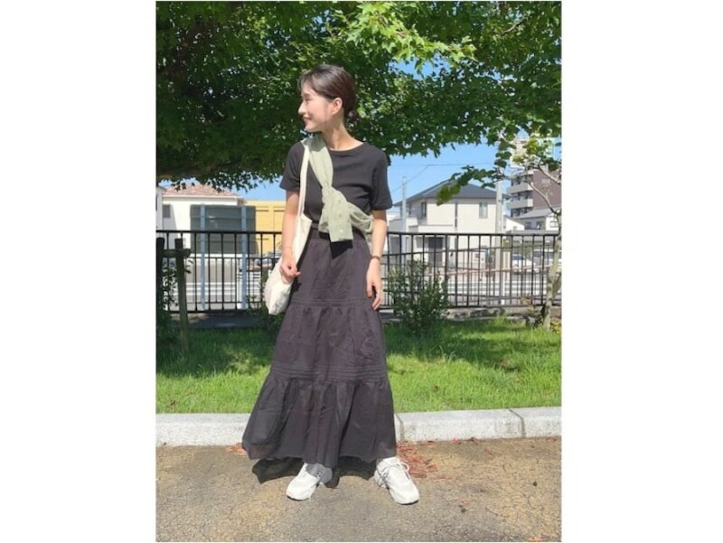 Tシャツと合わせたオールブラックコーデもスミクロなら軽やかで夏向け 出典:WEAR