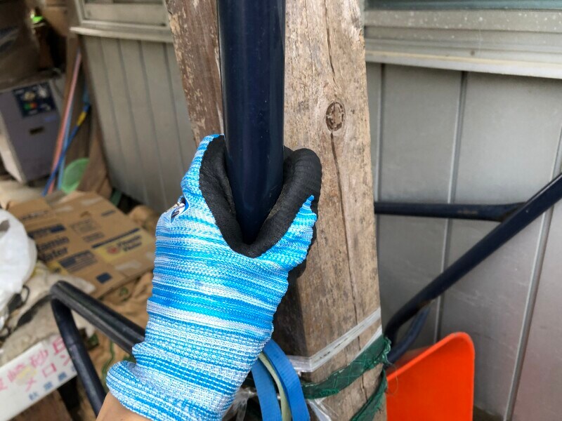 金属を握っても滑らない