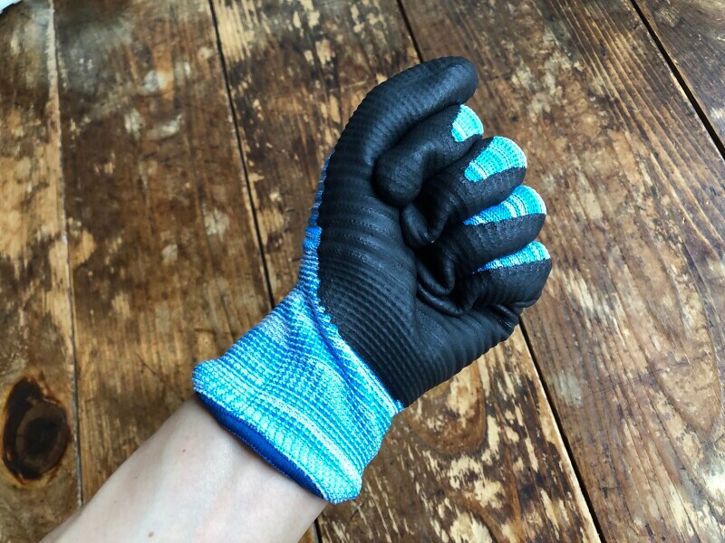 ワークマンの「ニトリルフィットサニタイズ(R)手袋」は指を動かしやすい