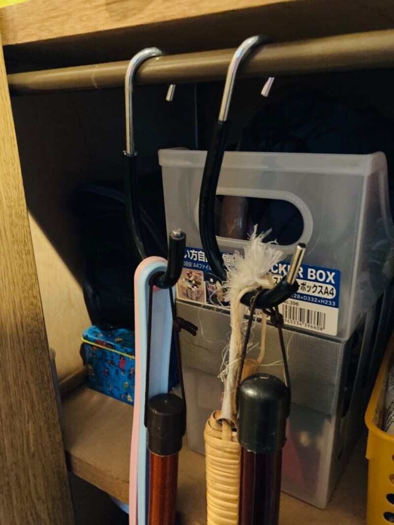 S字フックも合わせて利用し、お掃除アイテムの収納に重宝