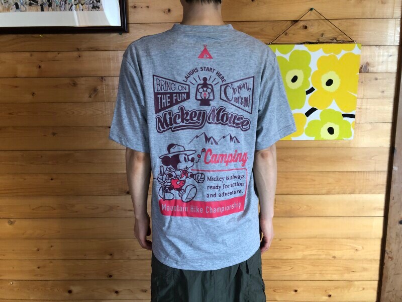 遠くから見たときにちょうど良い大きさになるバックプリント