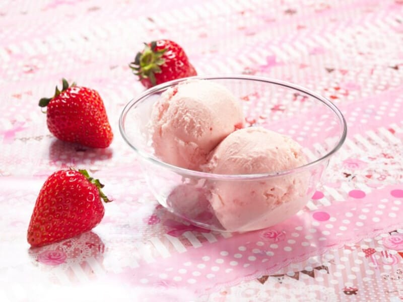 トッピングが添えられたアイスクリームのイメージ画像