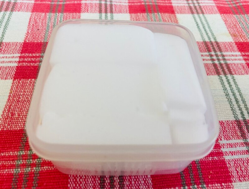 タッパーのサイズを測ってメラミンスポンジを適当な大きさに切り、しきつめる